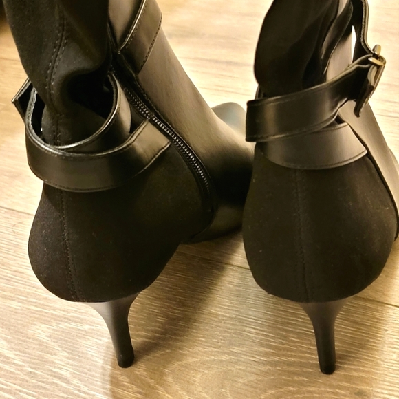 CP | Black | Leather/ Elastic | Cross Strap |Kitten Heel Boots | Size: 8 M - Picture 7 of 8